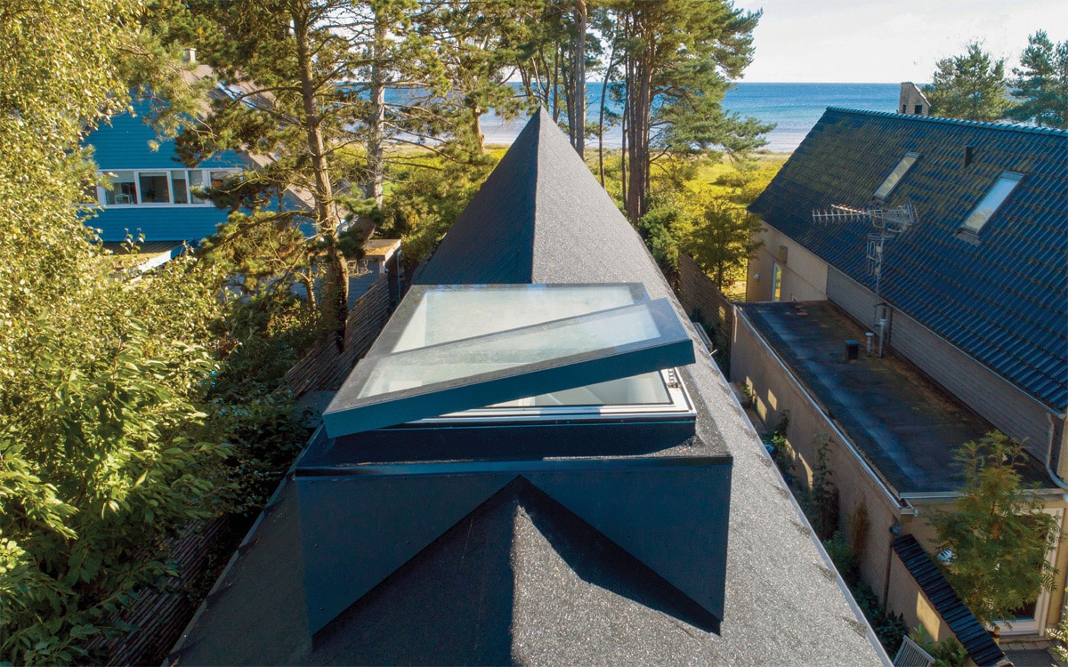 SkyVision LINEAR als Firstverglasung