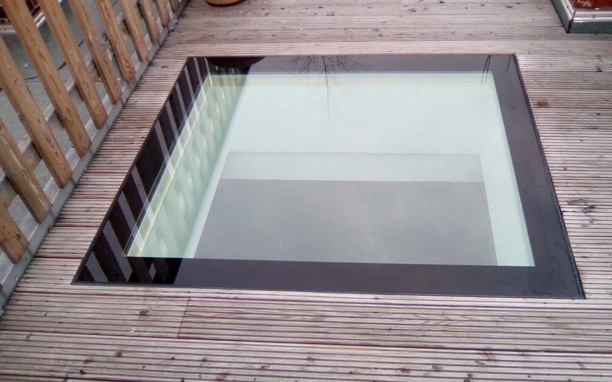 WALK-ON auf einer mit Holz gedeckten Terrasse