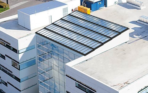 Gebäude mit VELUX Stufen-Lichtband