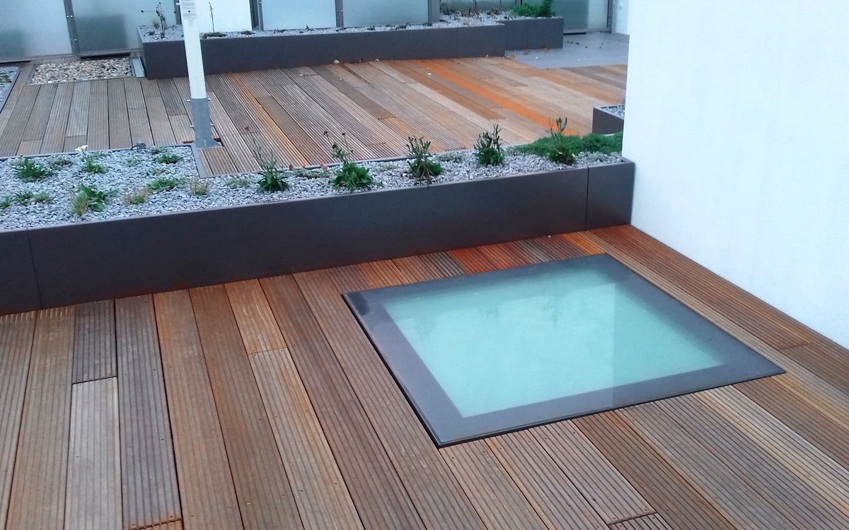 SkyVision WALK-ON - verbaut auf einer Dachterrasse mit Holzpaneelen