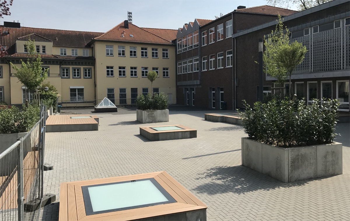 SkyVision WALK-ON - verbaut auf einem Schulhof über einer Sporthalle