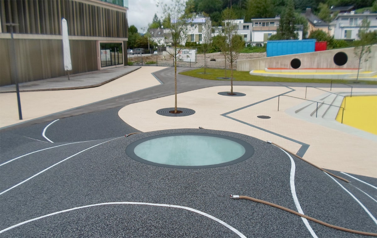 Kletterhügel mit begehbarem Glas (SkyVision CIRCULAR WALK-ON) auf dem Kinder-Campus in Salzburg