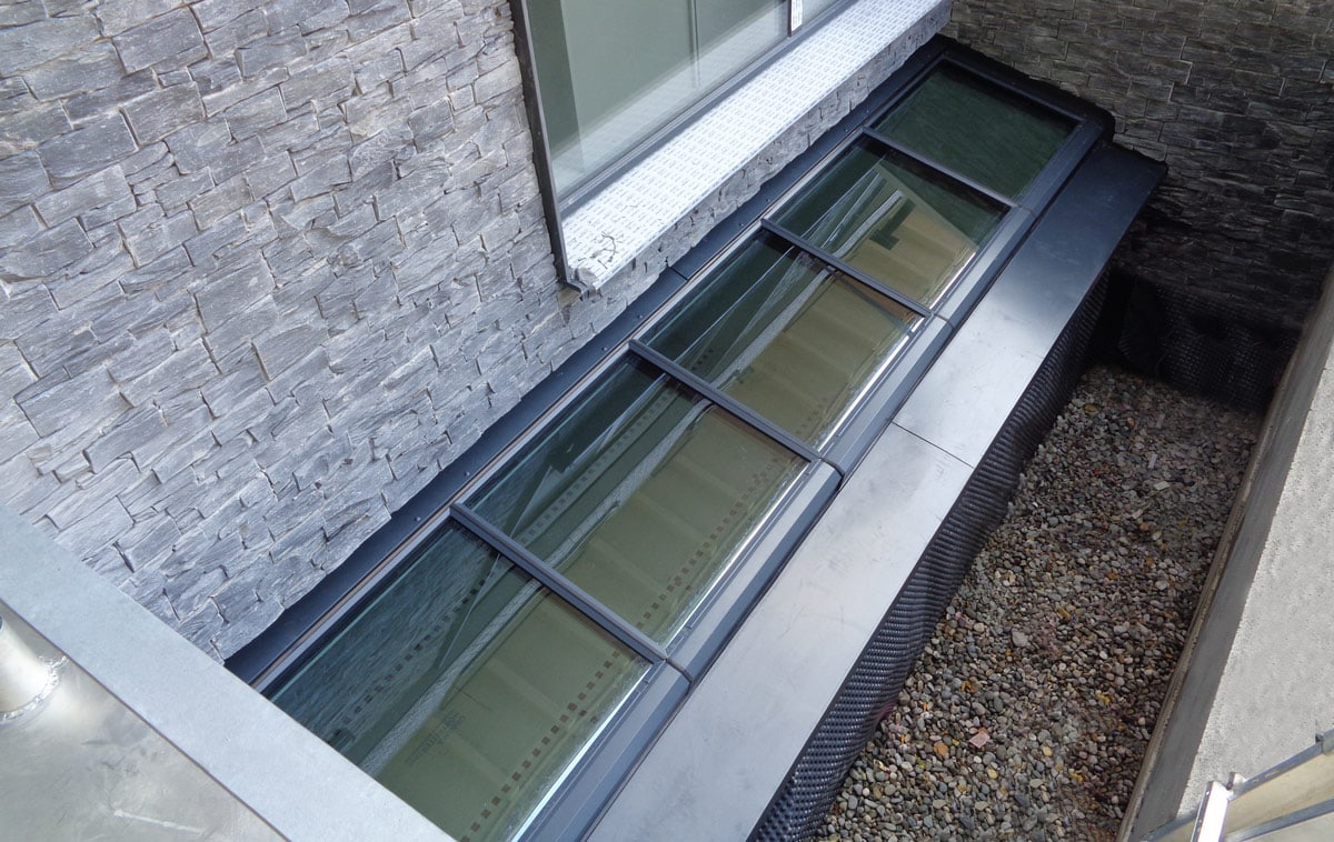 Wandmontage-Pultdach mit fünf Fenstermodulen