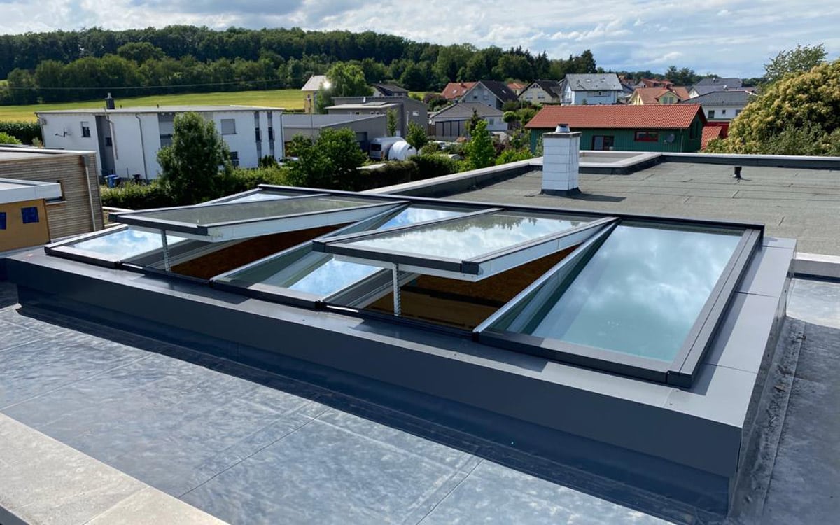 VMS Pultdach-Verglasung mit geöffneten Fenstermodulen Pultdach-Verglasung mit geöffneten Fenstermodulen