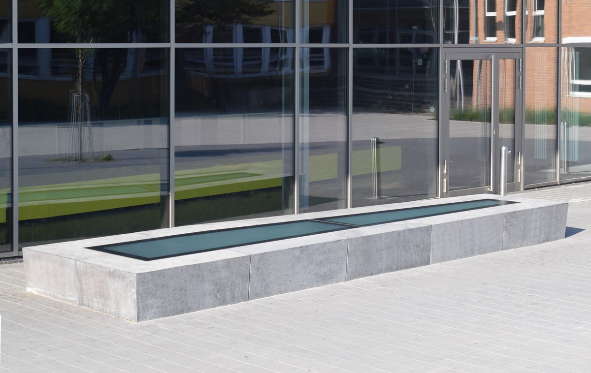 Begehbares, freiformatiges Oberlicht vor einer Turnhalle