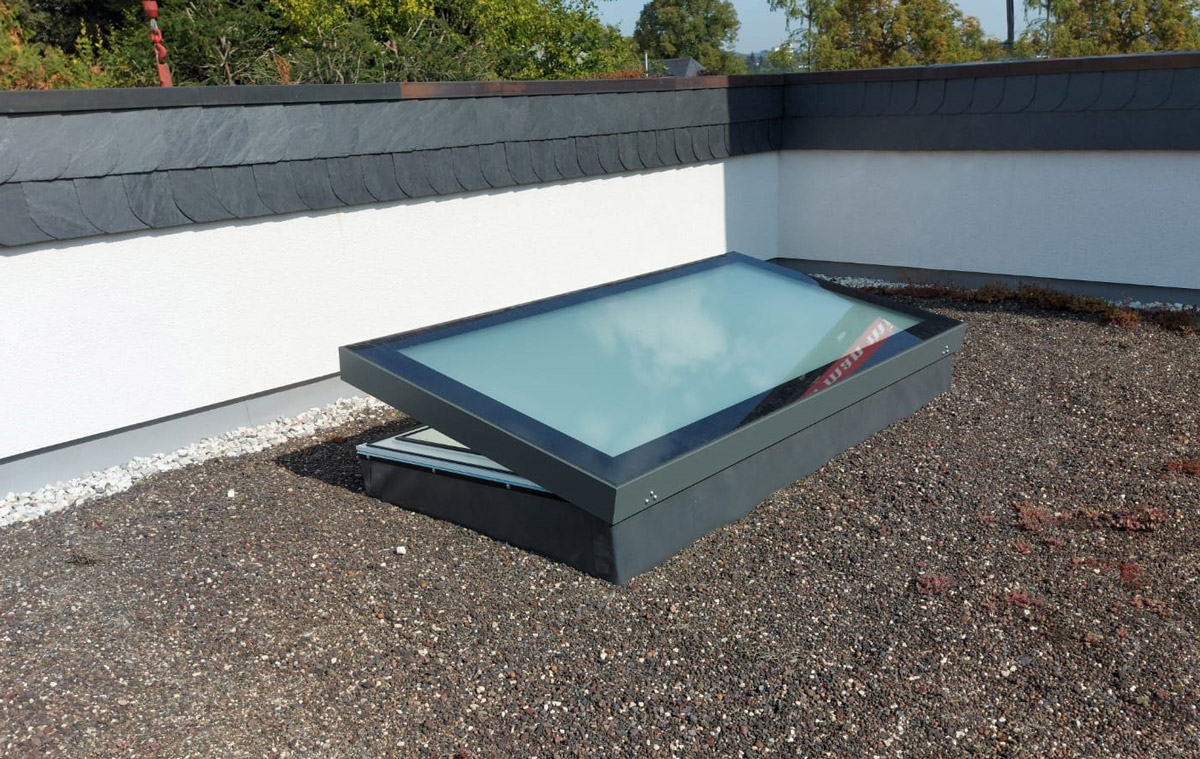 Geöffnetes SkyVision Flachdach Oberlicht
