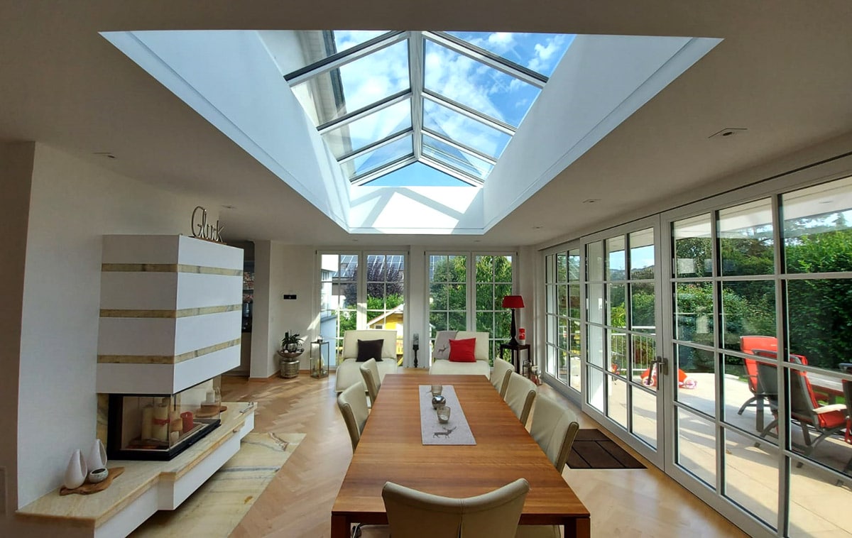 Wohnraum mit Satteldach-Verglasung