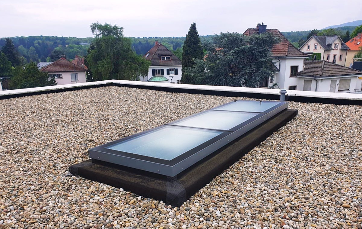 SkyVision LINEAR mit drei Modulen, von denen eins zu öffnen ist.