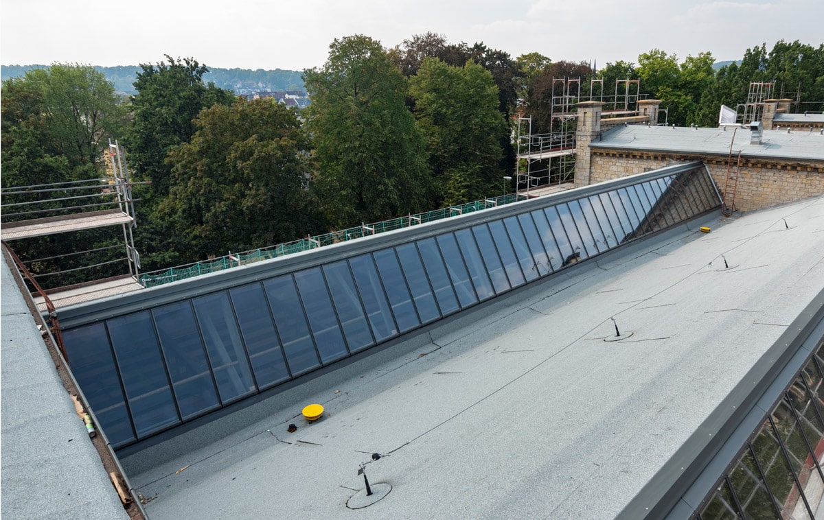 Sheddach Lichtband auf einem historischen Gebäude