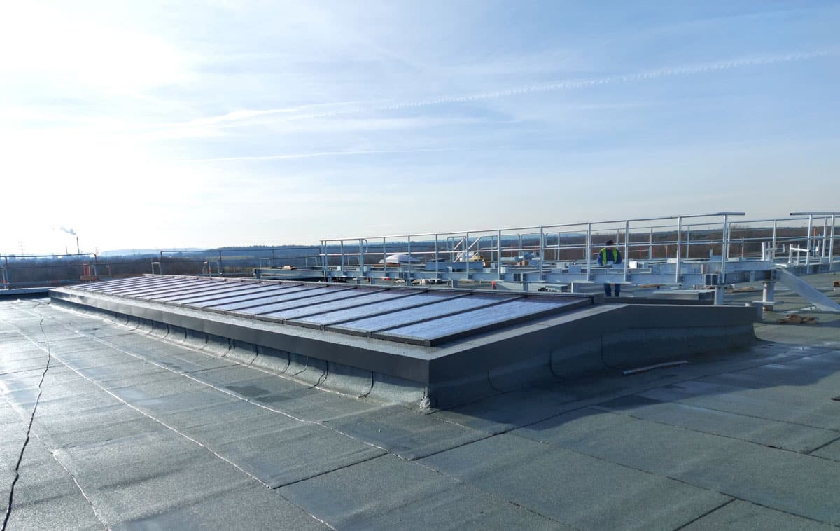 Sattel-Lichtband 5° mit Träger – 18 Fenster-Module je Seite
