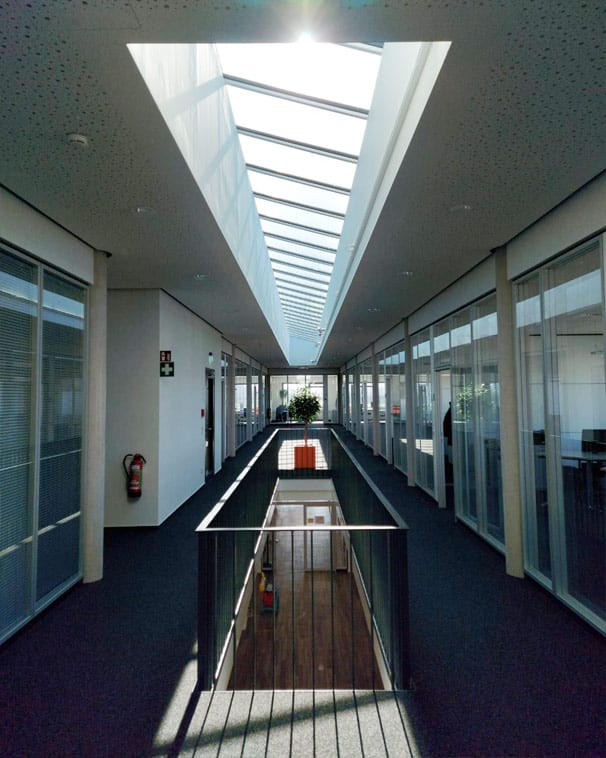 Pultdach Lichtband: Innenansicht Treppenhaus Pultdach Lichtband: Innenansicht Treppenhaus