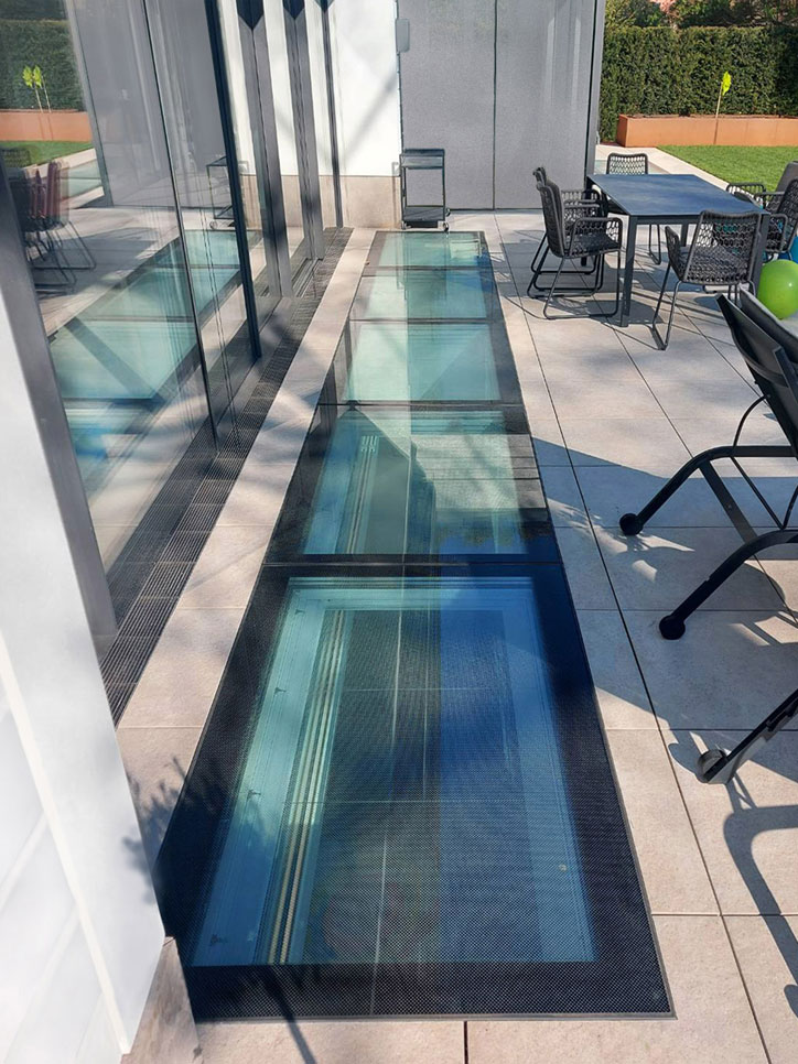 Begehbares Lichtband aus fünf großen WALK-ON Modulen auf einer Terrasse