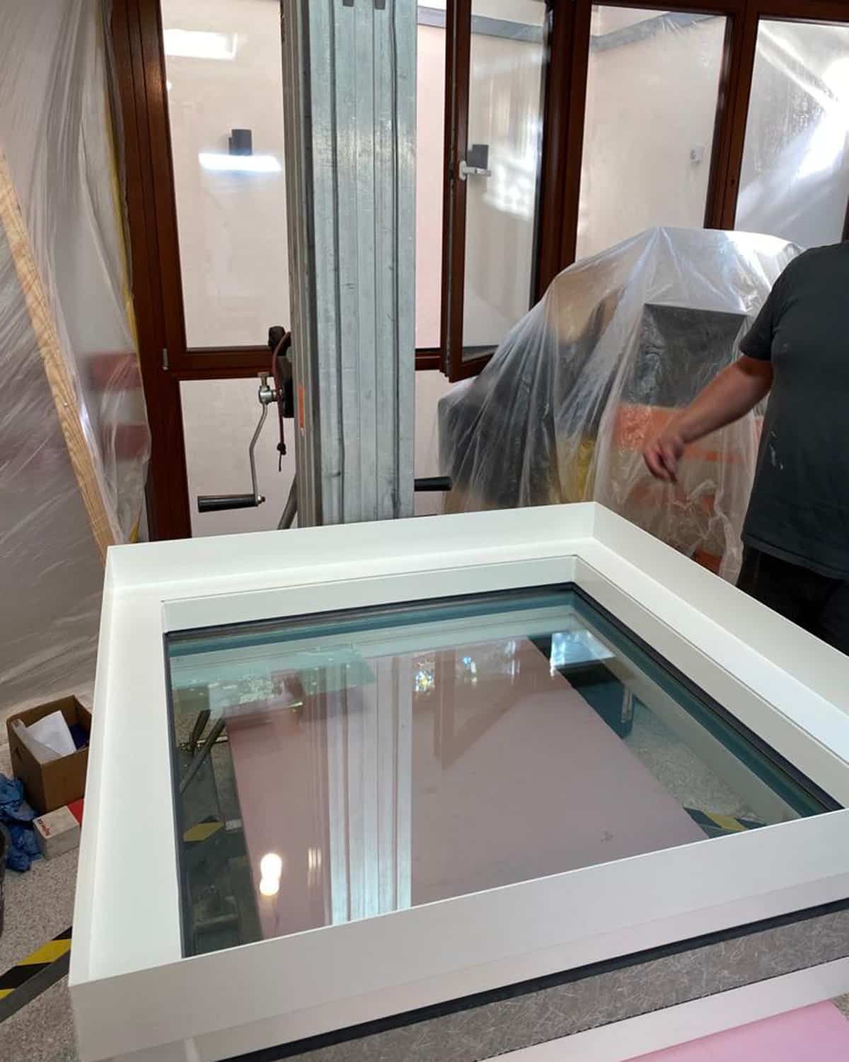 Brandschutzfenster liegt mit Verbindungsrahmen auf der Ladeplattform