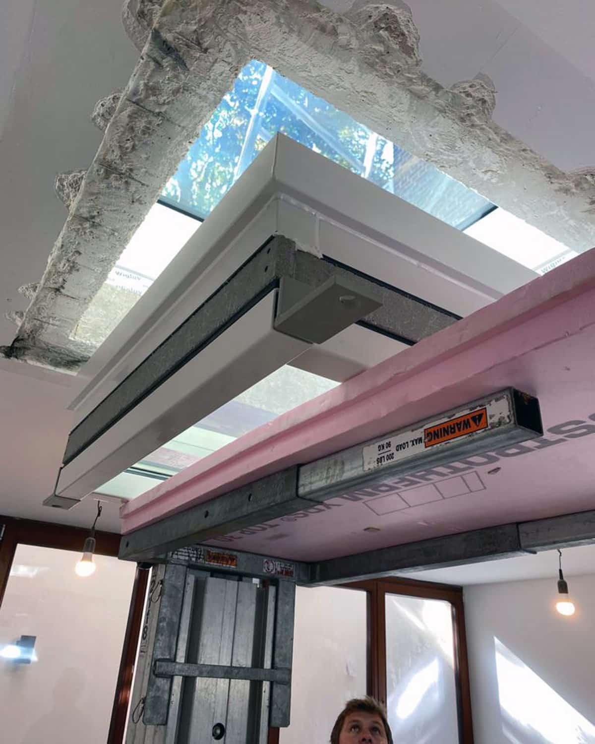 Ladeplattform hievt das Brandschutzfenster an die richtige Position