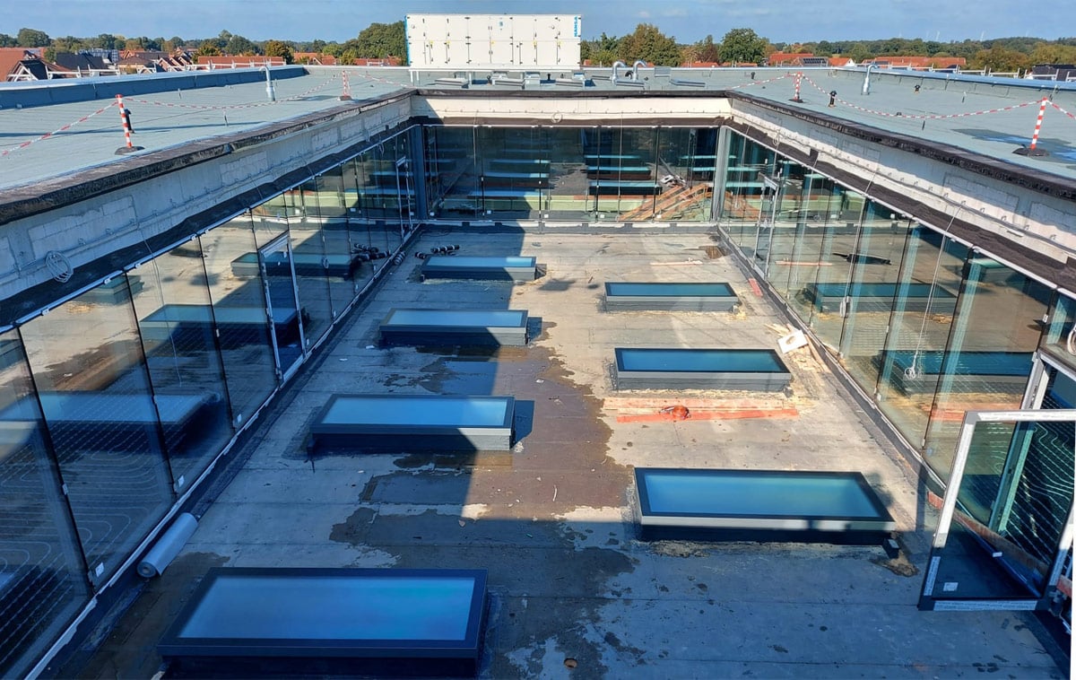 Acht große, begehbare Oberlichter auf dem Patio einer Förderschule