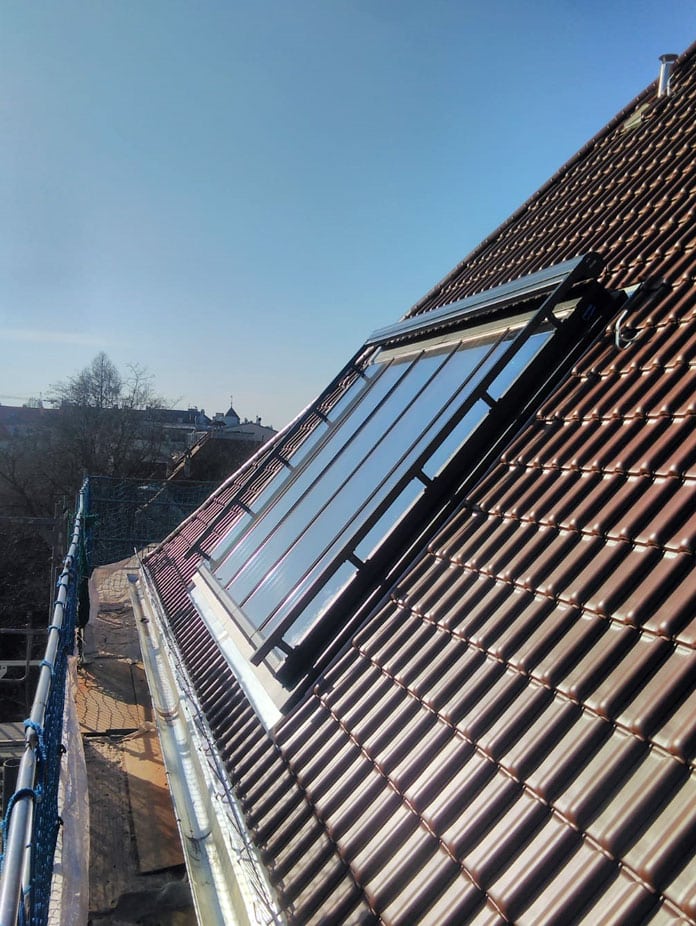 Panoramafenster mit Führungsschienen für die (eingefahrene) Fenstermarkise