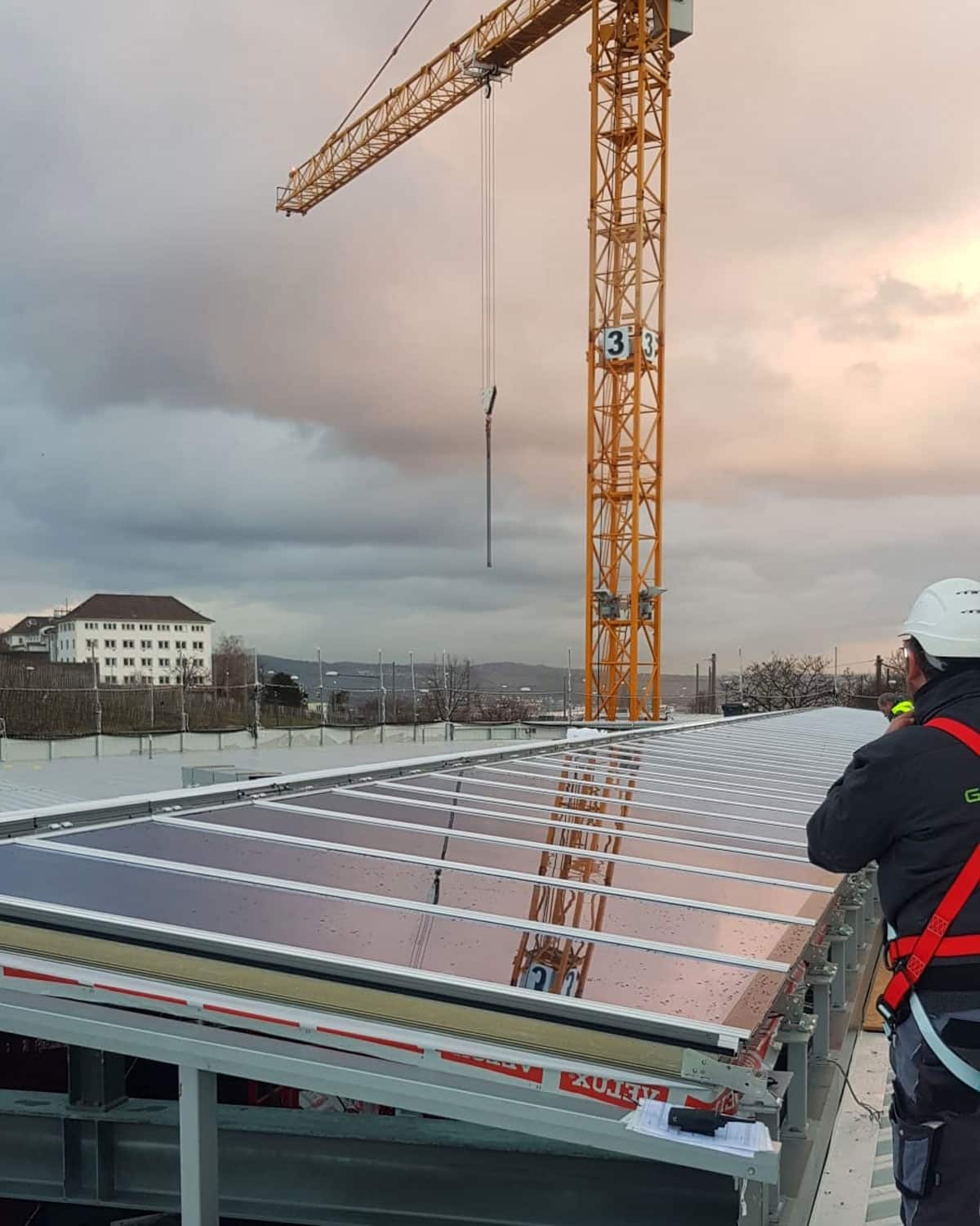 Satteldach-Lichtband Montage in der Dämmerung