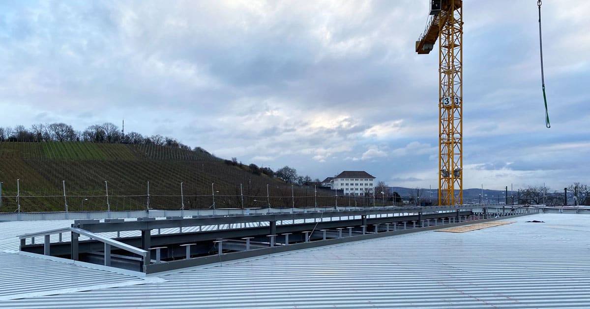 Die Fenstermodule können kommen, die Unterkonstruktion ist fertig.