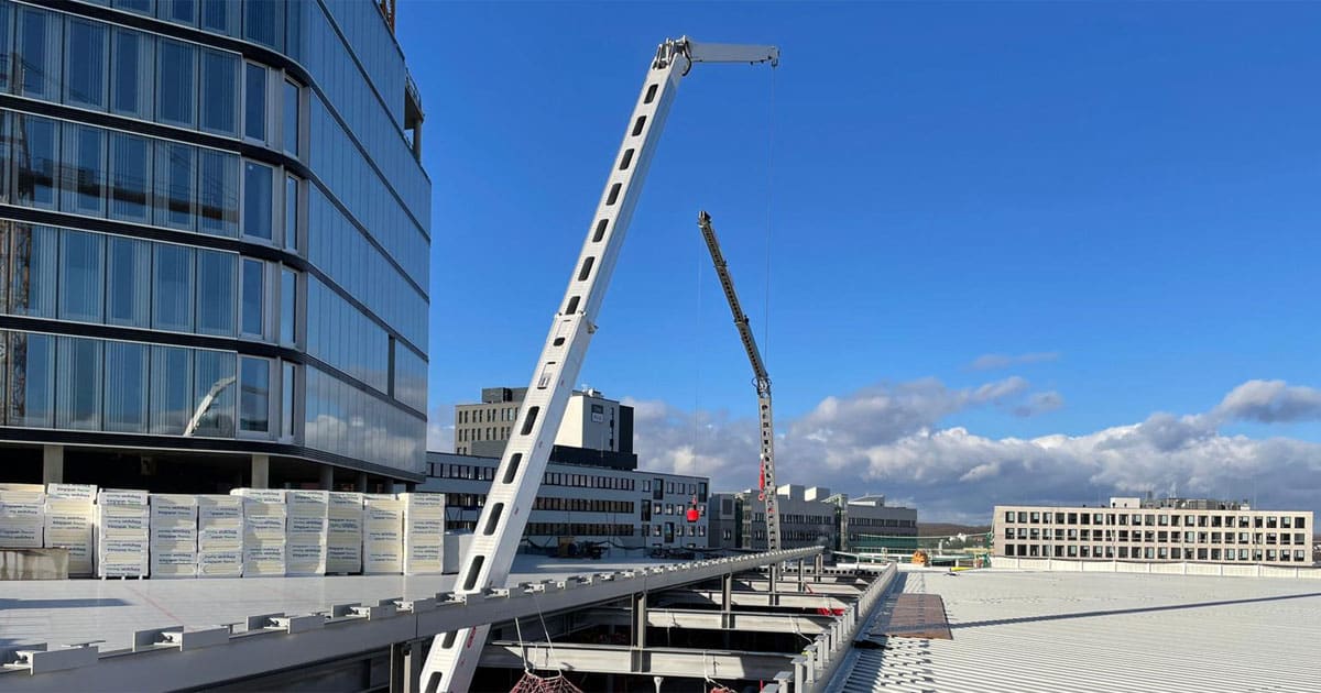 Montagebeginn mit zwei, im Gebäude befindlichen Ladekränen