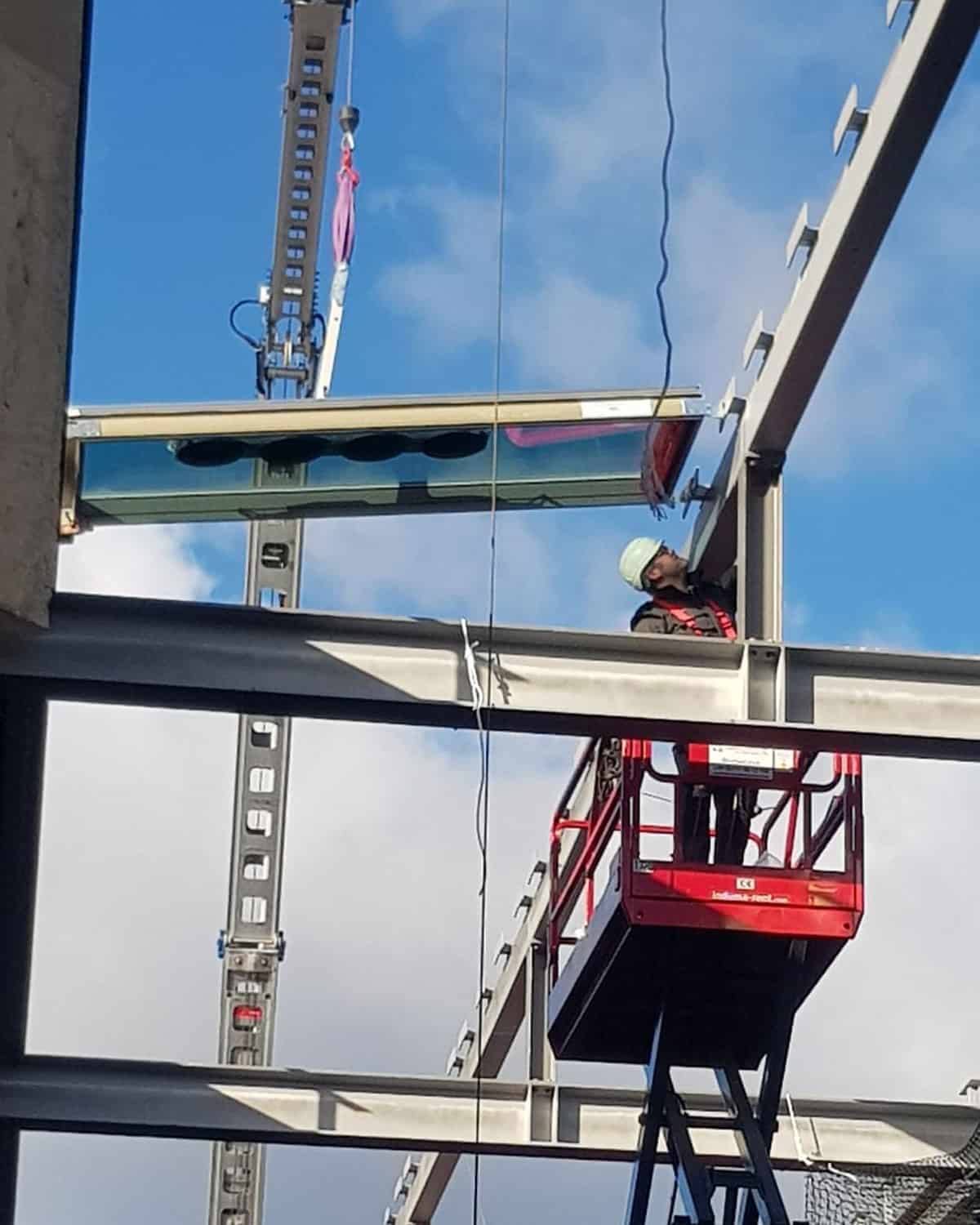 Positionieren des Glasmoduls mit Kran, Vakuumsauger und einem geschulten Blick