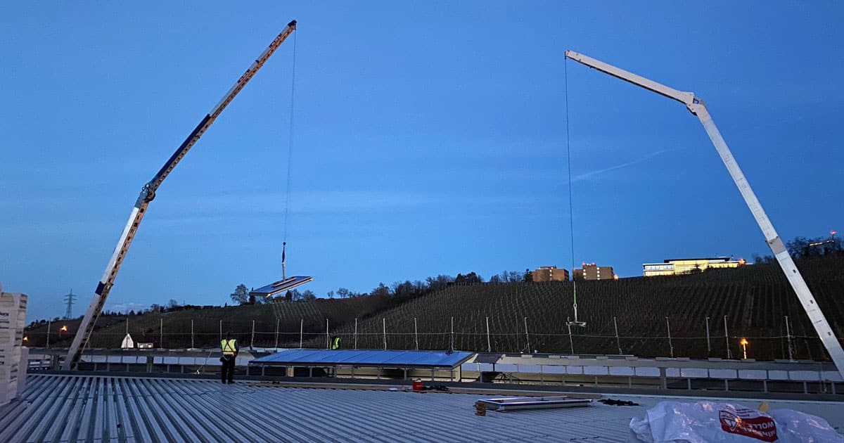 Die Montage des Satteldach-Lichtbandes beim Porsche-Zentrum