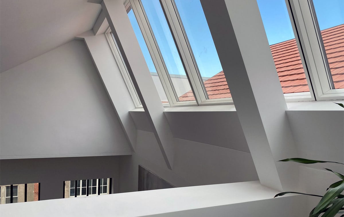 Innenansicht eines Sheddachs mit Lichtbandverglasung