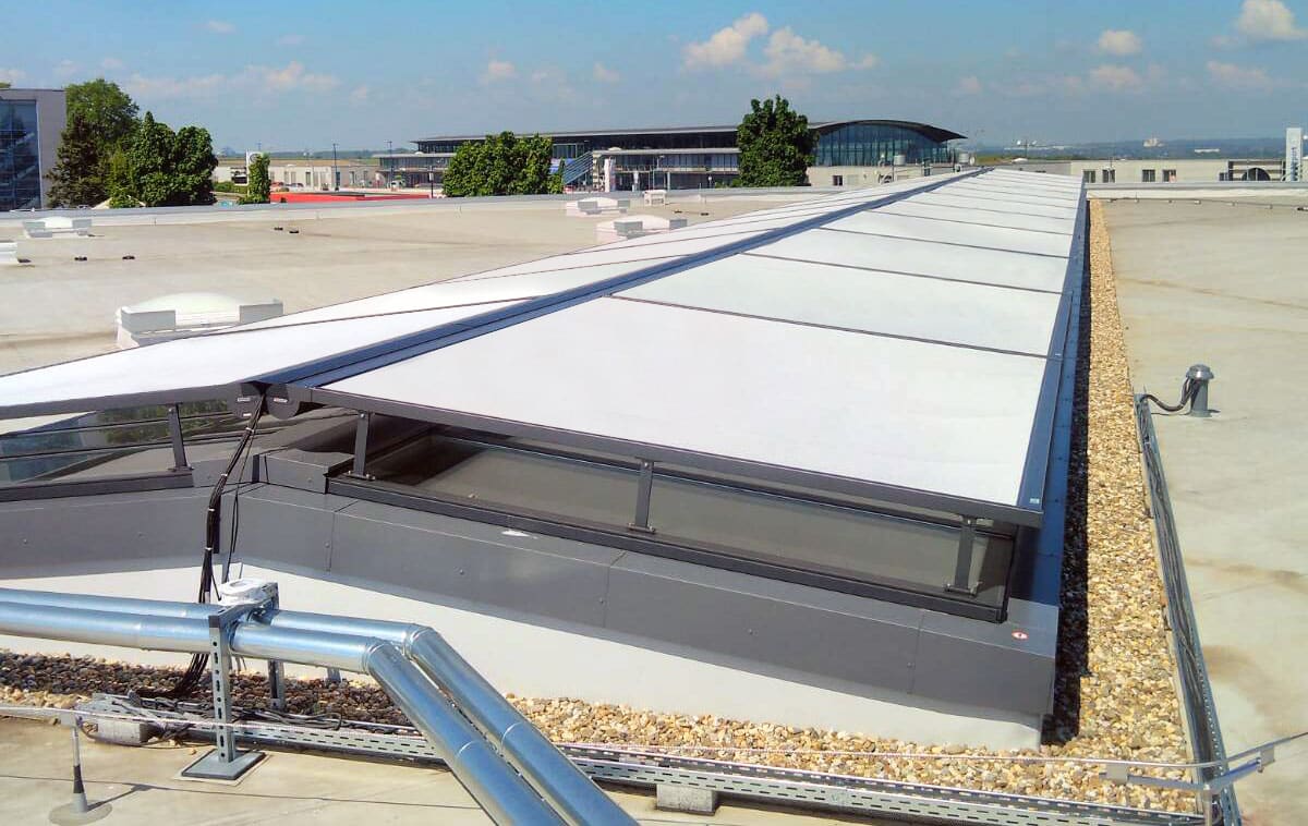 Satteldach mit Sonnenschutzrollos, Porsche-Zentrum Dortmund
