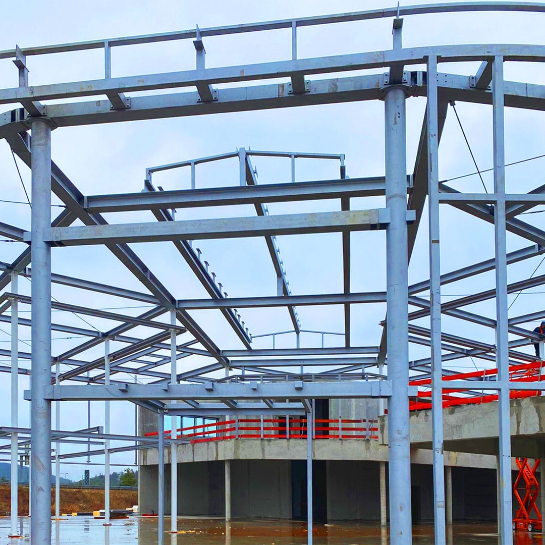 Stahlskelett des neuen Porsche-Zentrums in Kaiserslautern