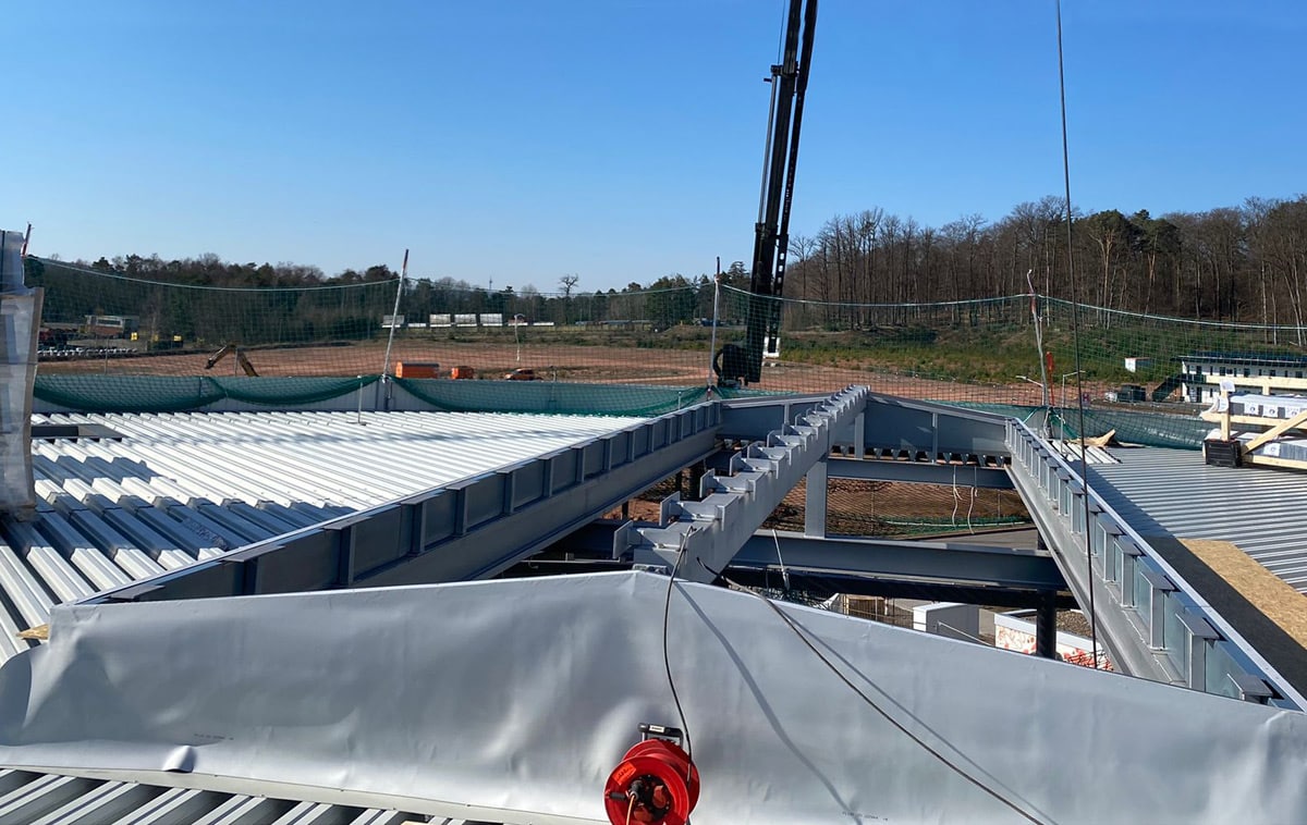 Vorarbeiten für die Montage der Fenstermodule des Satteldachs
