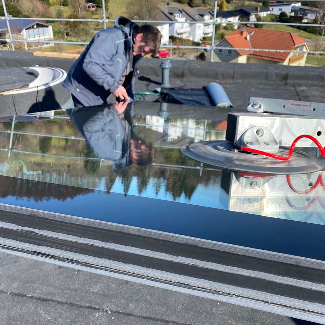 Feinarbeiten am großen SkyVision FIXED Flachdachfenster