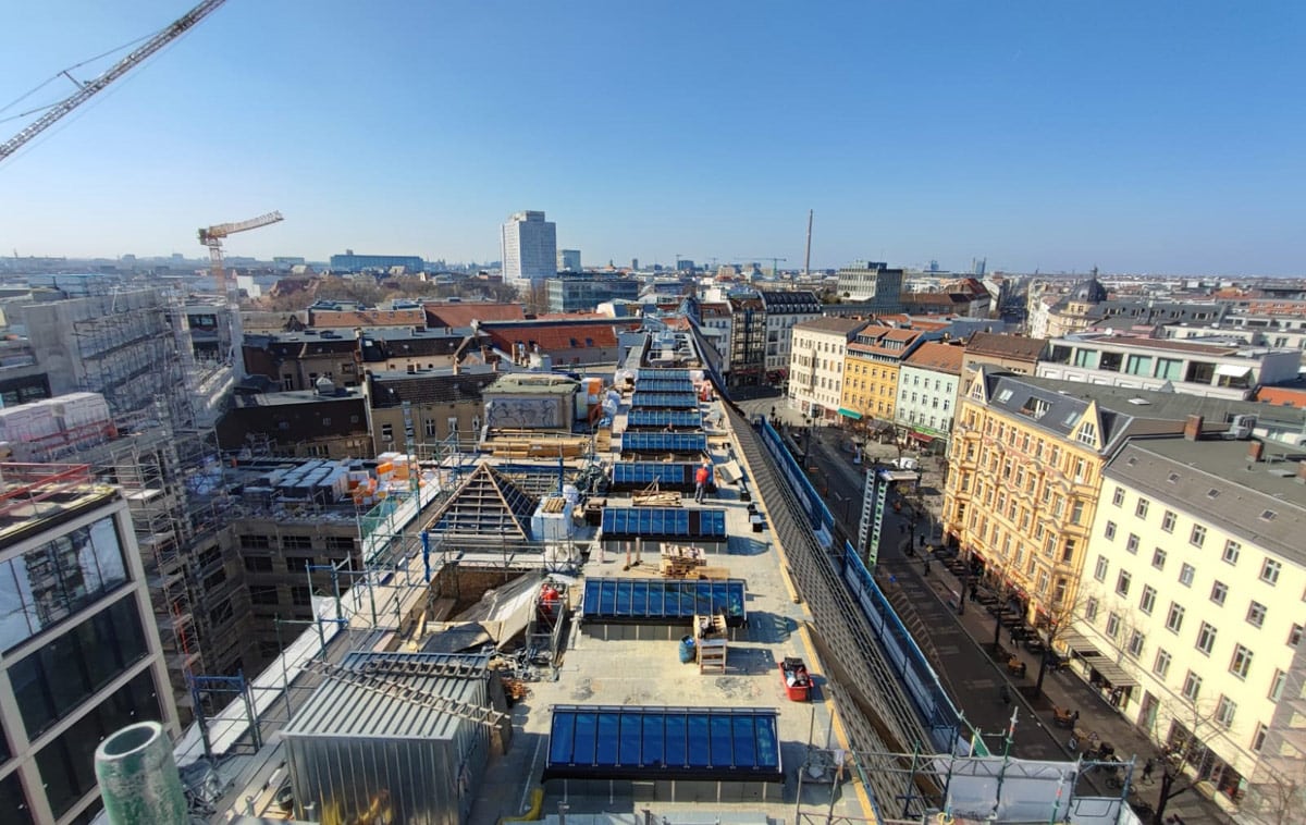Neun Satteldach-Lichtbänder auf dem Dach des ehemaligen Kunsthauses Tacheles in Berlin Neun Satteldach-Lichtbänder auf dem Dach des ehemaligen Kunsthauses Tacheles in Berlin