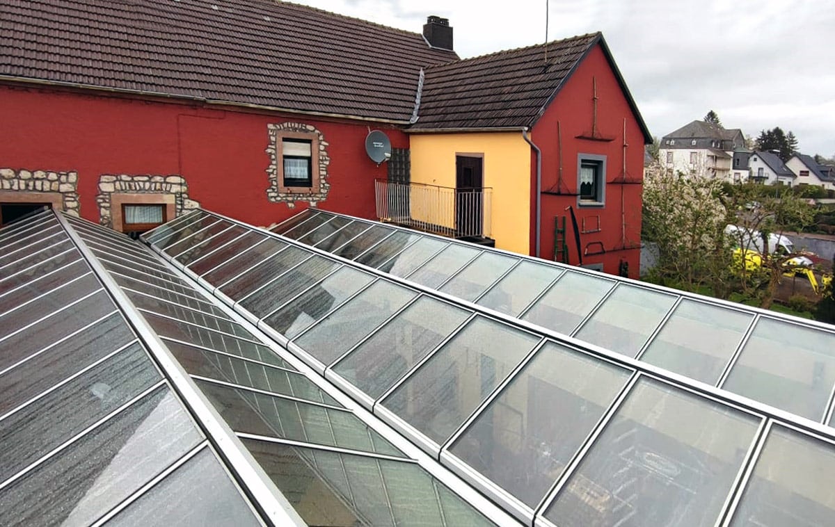 Atrium Überdachung eines eines Biergartens in der Eifel. Atrium-Glasdach aus drei Glas-Satteldächern. Überdachung eines eines Biergartens in der Eifel.