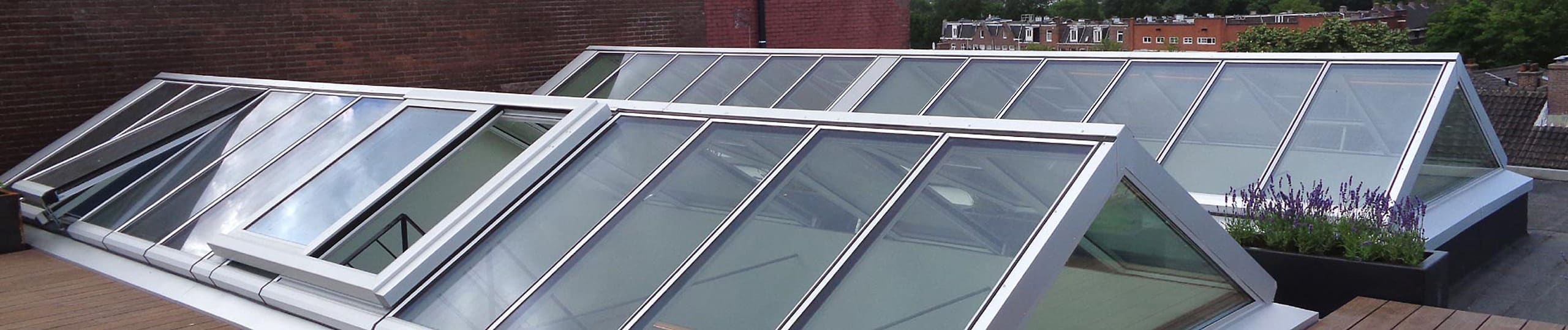 Zwei GLASOLUX Satteldächer mit Ausstiegsfenstern auf einer Dachterrasse in Amsterdam