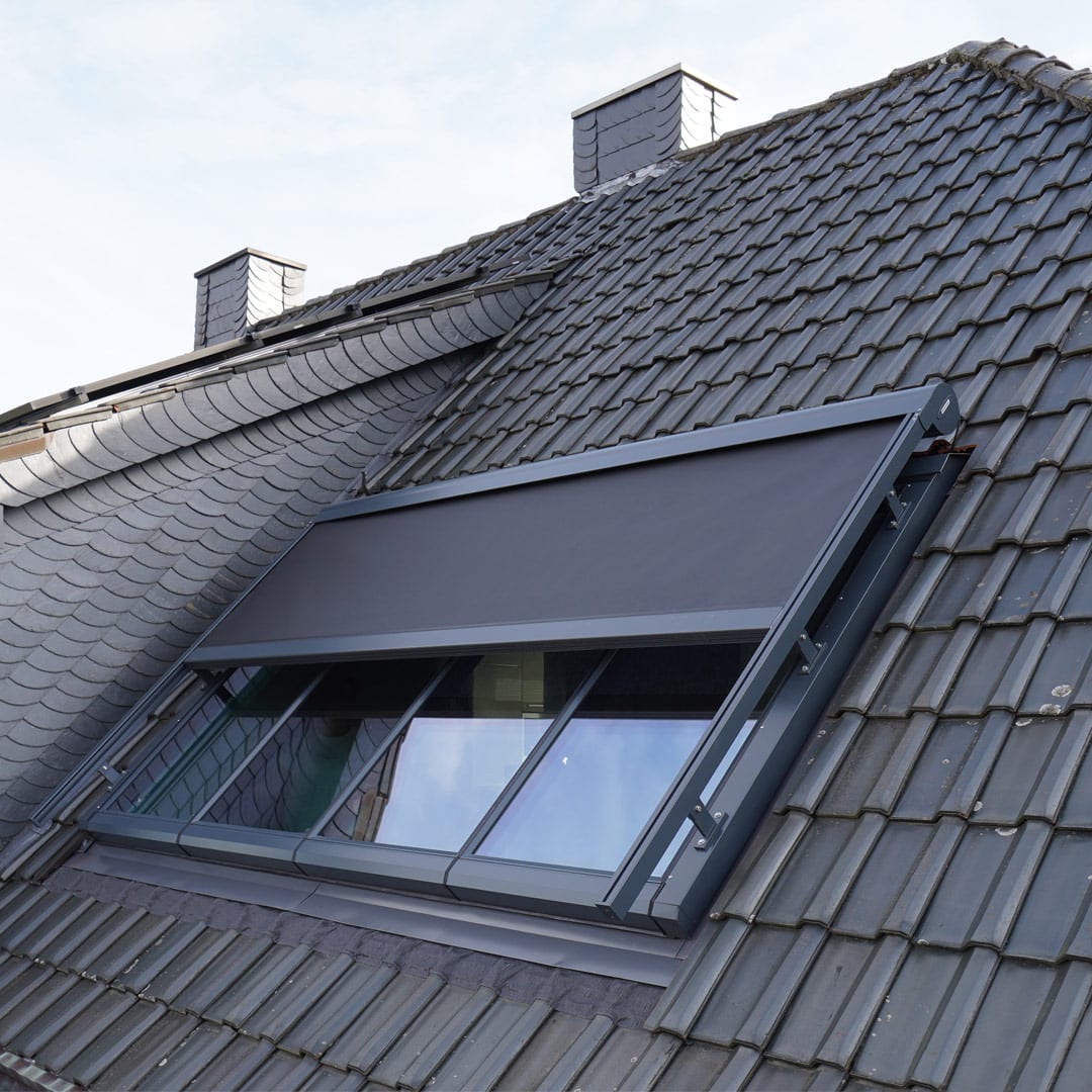 Panoramafenster mit Außenjalousien – Panorama window with external blinds Panoramafenster mit Außenjalousien – Panorama window with external blinds