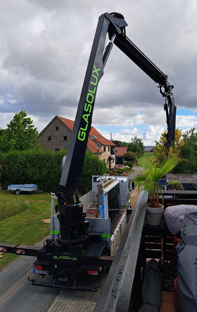 Anlieferung mit eigenem Ladekran – Delivery with own loading crane Panoramafenster Eigenheim