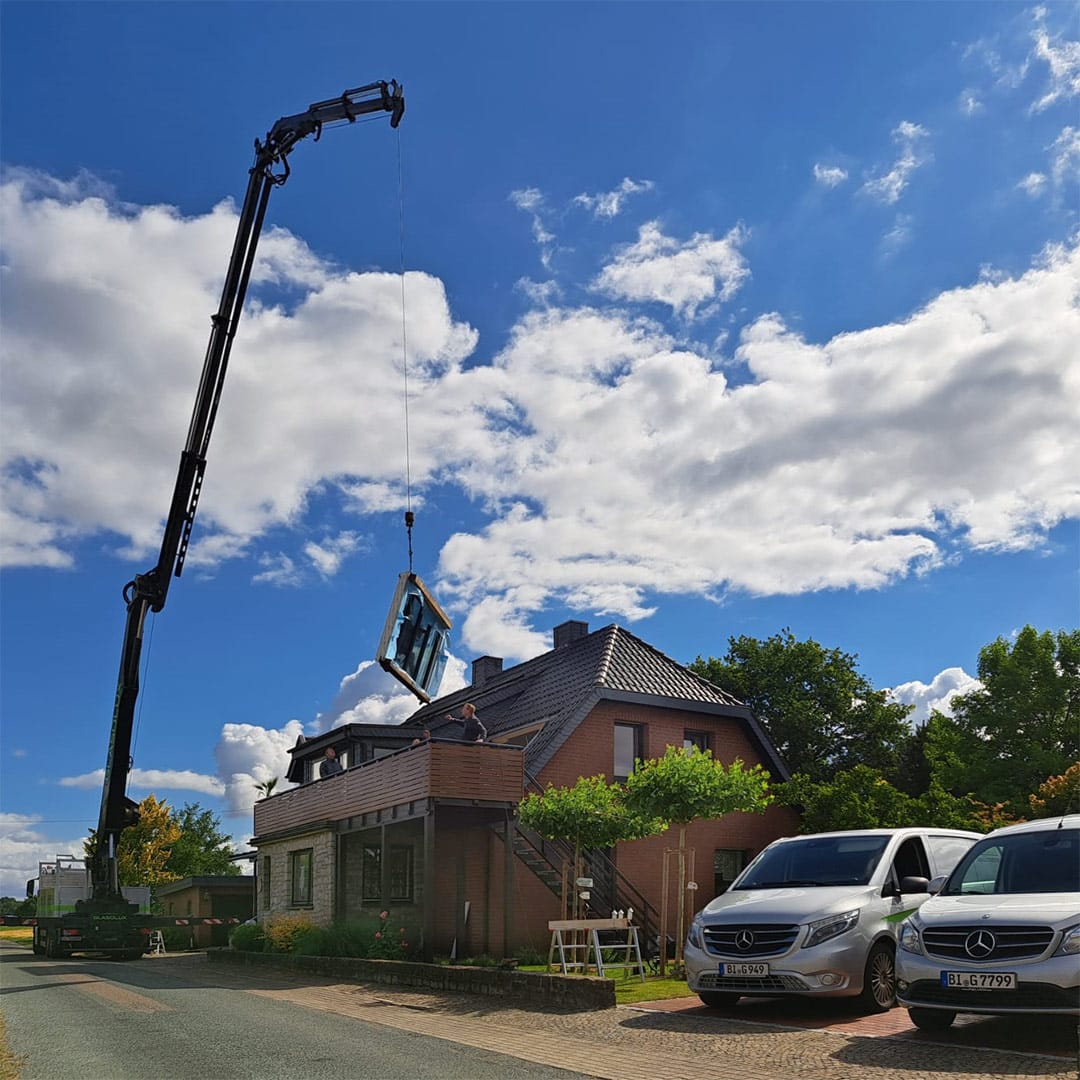 Anlieferung mit eigenem Ladekran – Delivery with own loading crane Panoramafenster Eigenheim
