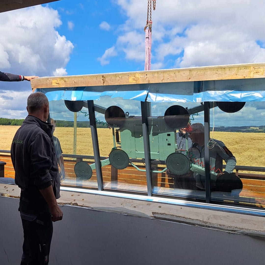 Vakuumsauger im Einsatz – Vacuum cup in use Panoramafenster Eigenheim