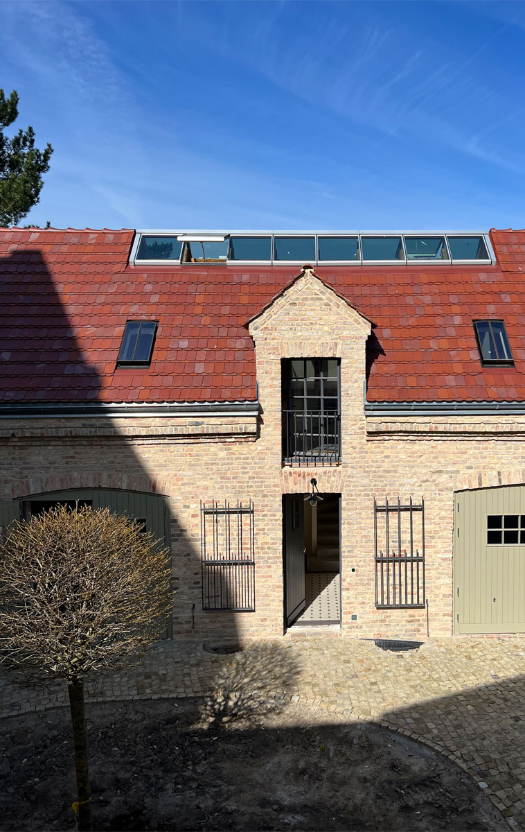 Firstverglasung (Außenansicht) der restaurierten Remise in Potsdam Firstverglasung (Außenansicht) der restaurierten Remise in Potsdam