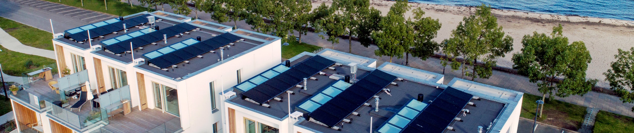 Modulare Lichtbänder (Linearlights) auf dem Dach von Ferienhäusern.
