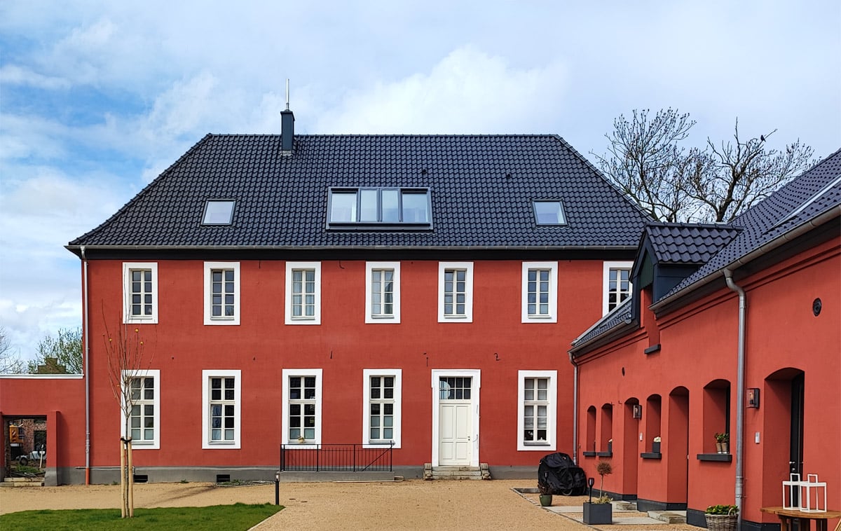 Außenansicht der Ritterburg Angelsdorf mit Dachschiebefenstern über äußere Schienen.