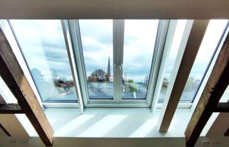 Innenansicht eines Dachschiebefensters über außenliegende Schienen.
