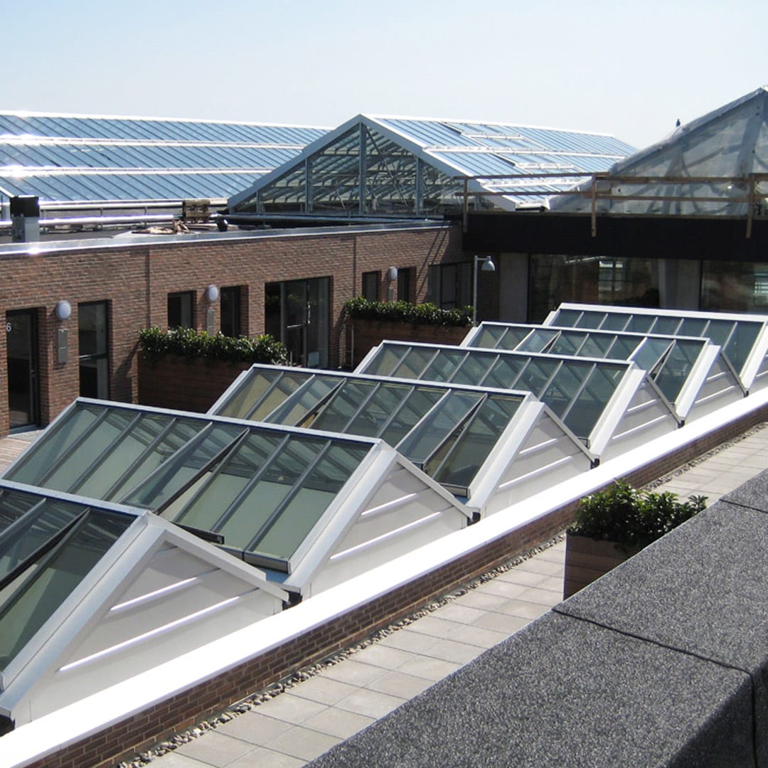 Atrium Verglasung auf dem Flachdach eines Innenhofes Atrium Verglasung auf dem Flachdach eines Innenhofes