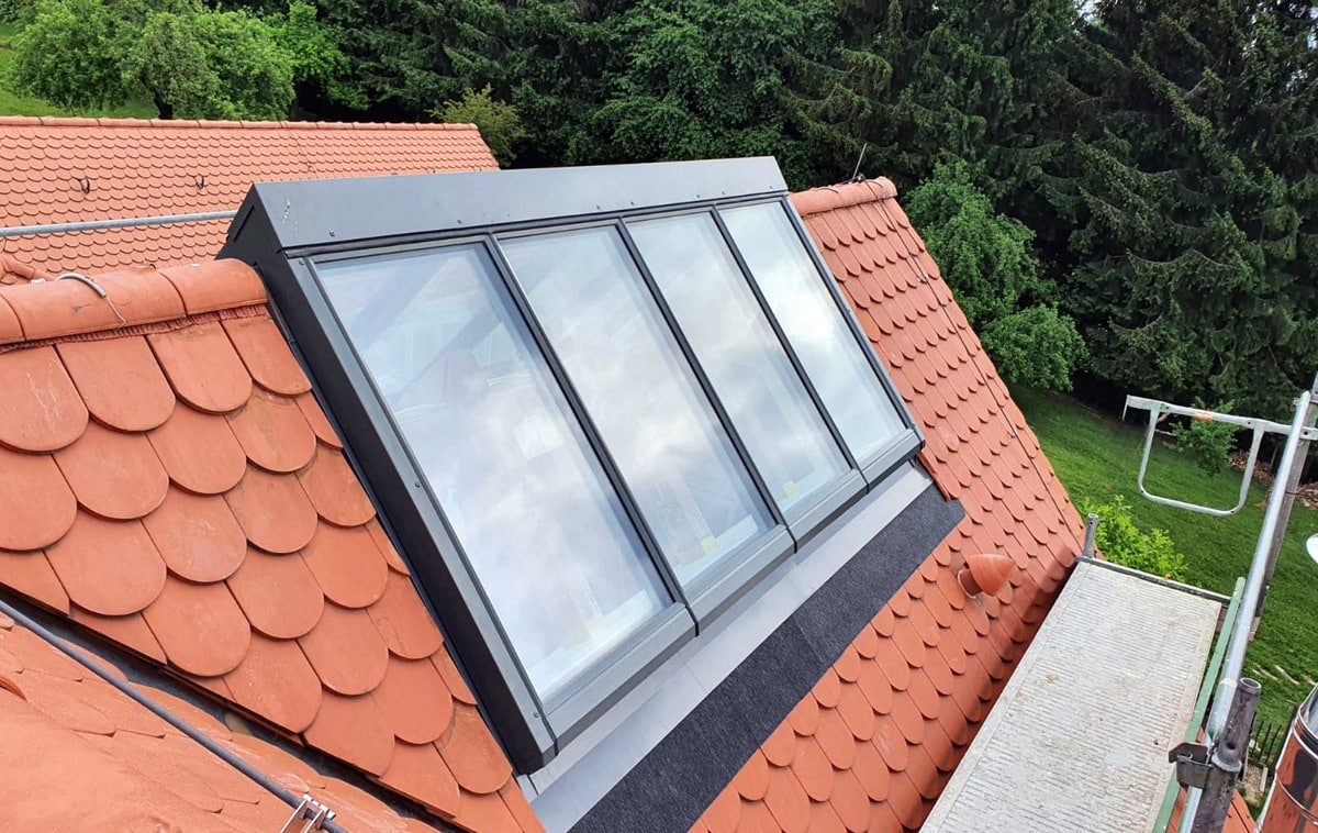 Kleine Firstverglasung auf besonders steilem Dachfirst. Kleine Firstverglasung auf besonders steilem Dachfirst.