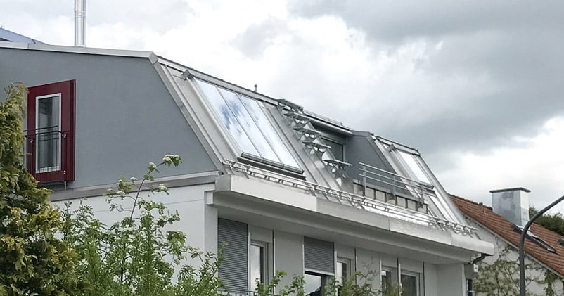 Außenansicht eines Panoramafensters mit drei Modulen. Außenansicht eines Panoramafensters mit drei Modulen.