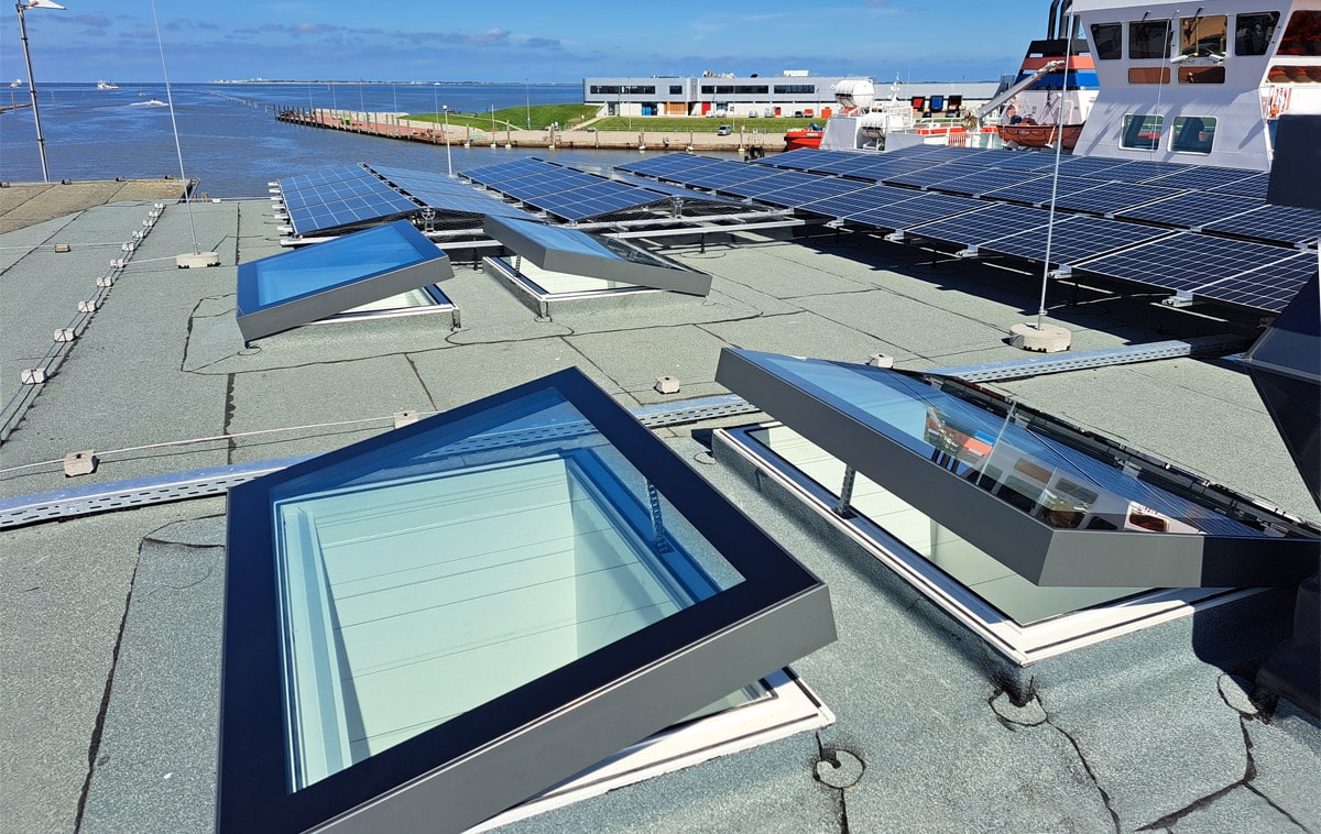 Geöffnete SkyVision COMFORT Oberlichter an der Mole in Norddeich