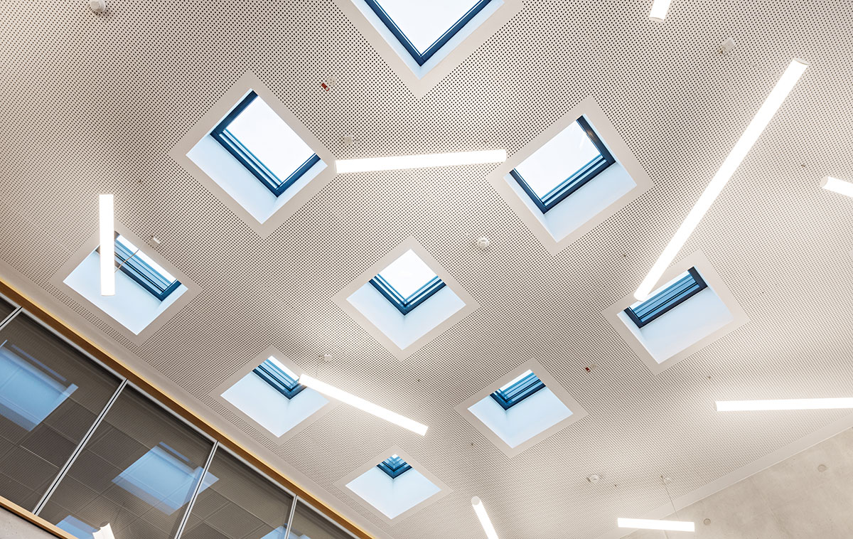 HGÖ Gymnasium, Öhringen: Neun Brandschutzfenster / begehbare Oberlichter aus Sicht von unten.