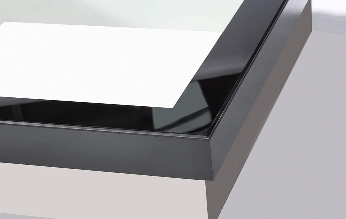 Detailaufnahme der Rahmenkante unserer GLASOLUX SkyVision Flachdachfenster