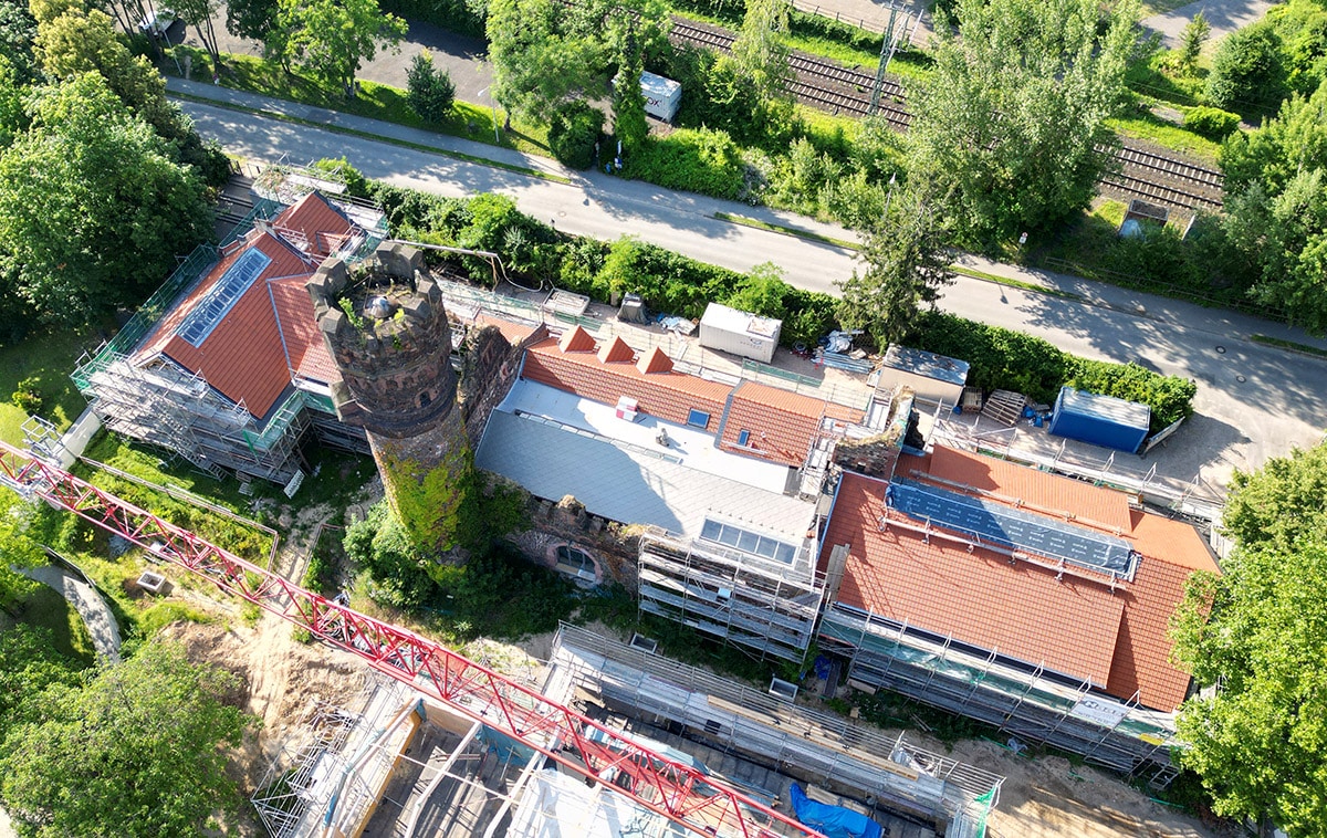 Luftbild: GLASOLUX Lichtbänder und Firstverglasungen auf dem Nebengebäude der EBS Universität.