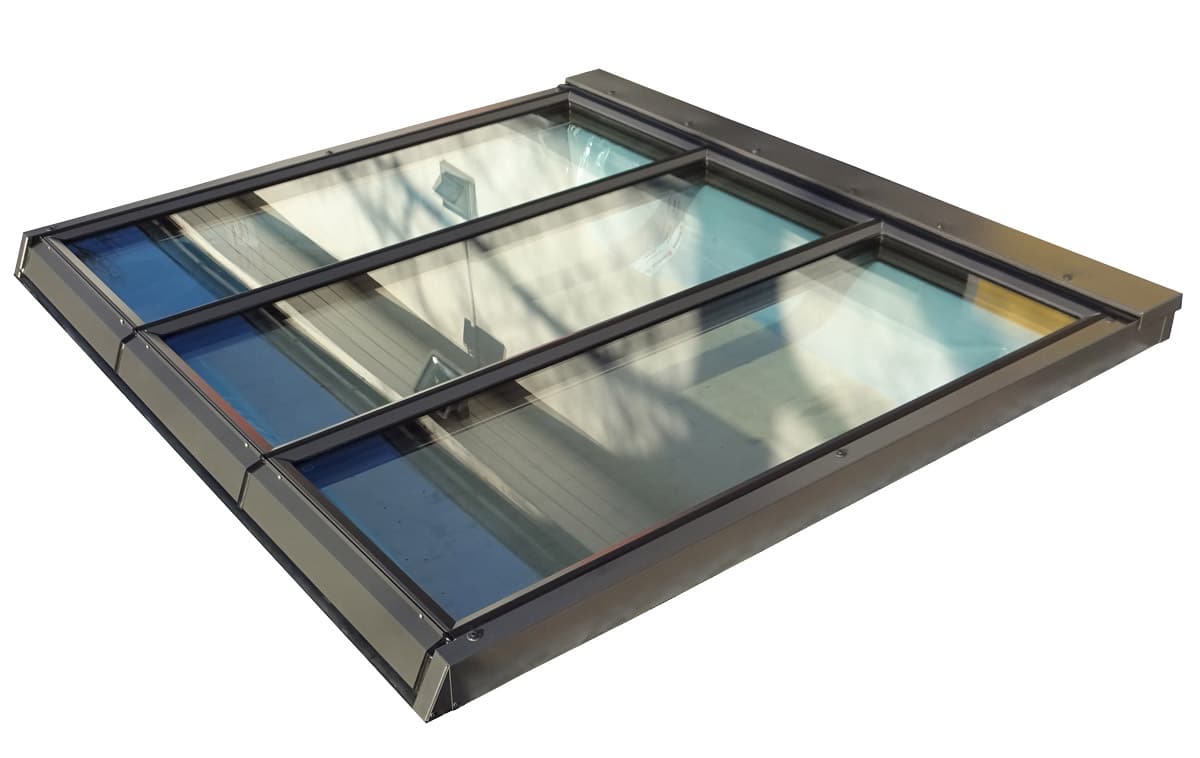 Beispiel eines GLASOLUX Lichtband Fensters mit drei Modulen. GLASOLUX Lichtband-Fenster mit drei Modulen