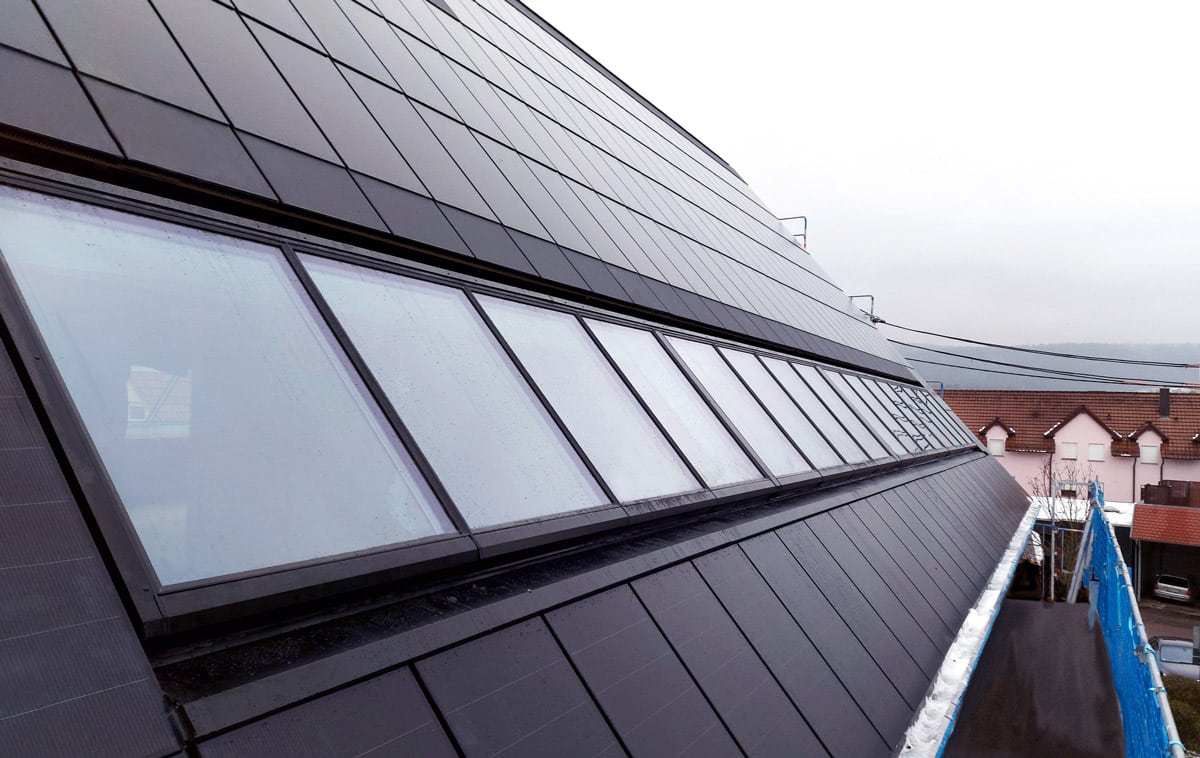 Steildach-Lichtband im Haus Hoinka mit Solardach